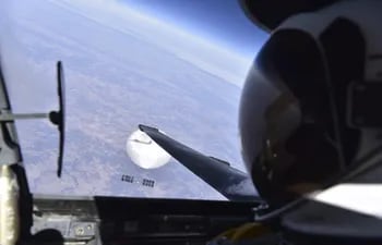 Un piloto de la Fuerza Aérea mira hacia abajo al presunto globo. Imagen de archivo