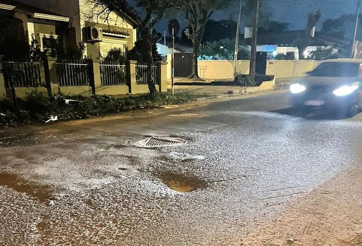 Un bache ocasiona grave accidente a ciclista biólogo en Asunción.