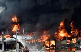 Bomberos libaneses intentan extinguir un incendio en un puerto de Beirut.