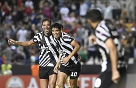 Roque Santa Cruz (i) y Lorenzo Melgarejo, jugadores de Libertad, celebran un gol en el partido frente a Deportivo Táchira por la fase de grupos de la Copa Libertadores 2024 en el estadio La Huerta, en Asunción.
