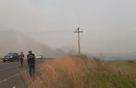 Funcionarios del Mades e inspectores de la Patrulla Caminera acudieron a la zona del incendio forestal.