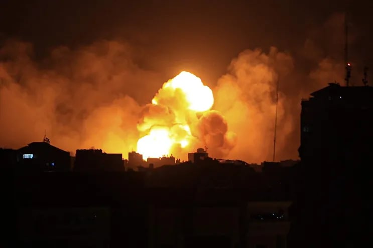 Fuego y humo se elevan sobre los edificios de la ciudad de Gaza durante un ataque aéreo israelí, el 8 de octubre de 2023. El número de muertos aumentó a casi 1.000 desde que el grupo militante palestino Hamas lanzó su ataque masivo contra Israel, con un bombardeo de cohetes y un asalto terrestre masivo, dijeron funcionarios de ambos lados el 8 de octubre.