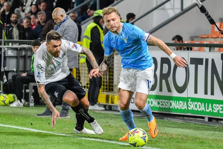 Ciro Immobile (d), goleador de Lazio, supera la marca de Przemyslaw Wisniewski, defensor de Spezia, durante el encuentro de ayer.