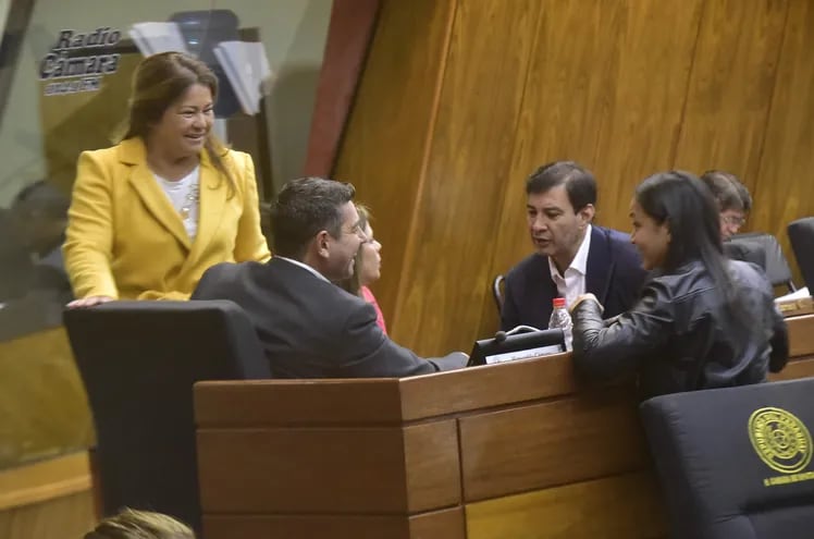 La diputada Jazmín Narváez (der), líder de la bancada única de la ANR, dijo que le gustaría que siga unida el próximo periodo. En la foto aparece dialogando con los referentes del cartismo y la diputada y senadora electa Kattya González en la sesión del pasado 3 de mayo.