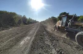 Maquinarias de la Gobernación realizando reparación del camino PY14, más conocida como línea 1, en la zona de Bahía Negra.