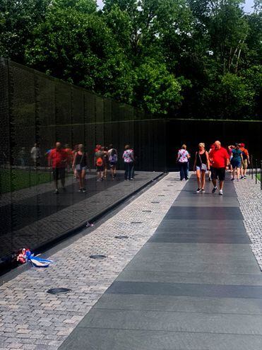Al menos tres millones de turistas visitan cada año el Monumento a los Veteranos de Vietnam en Washington D.C.