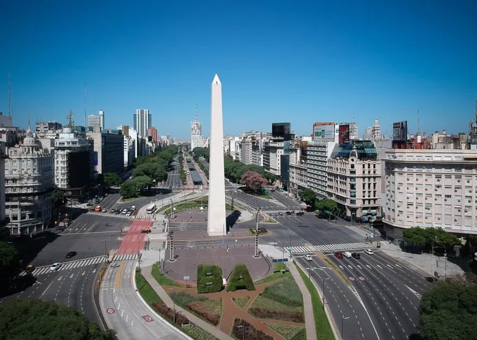 Vista área del sector del Obelisco, prácticamente vacío, durante el primer día de aislamiento, hoy, en Buenos Aires.