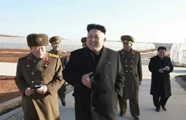 al-lider-norcoreano-kim-jong-un-centro-durante-su-visita-a-unos-invernaderos-en-una-granja-militar-en-una-localidad-desconocida-en-corea-del-norte-114445000000-1276050.JPG