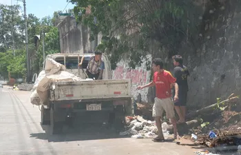 Según la denunciante, constantemente se descarga basura en la zona del Parque Caballero.