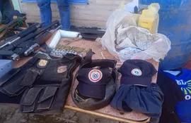 Armas y municiones de grueso calibre y diverso tipo, así como dinamitas en gel, uniformes y placas de la Policía Nacional fueron confiscados esta tarde durante un operativo policial en Villa Hayes, Chaco.