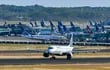 Un avión de Copa Airlines rueda en una pista mientras otros se sientan en la pista del Aeropuerto Internacional de Tocumen.