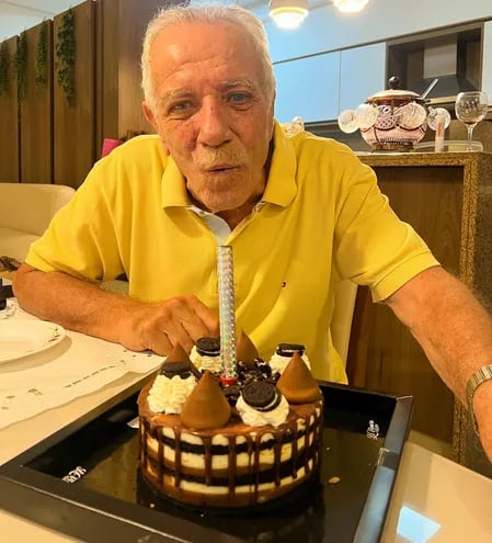 Héctor Corte posando con su torta de cumpleaños.