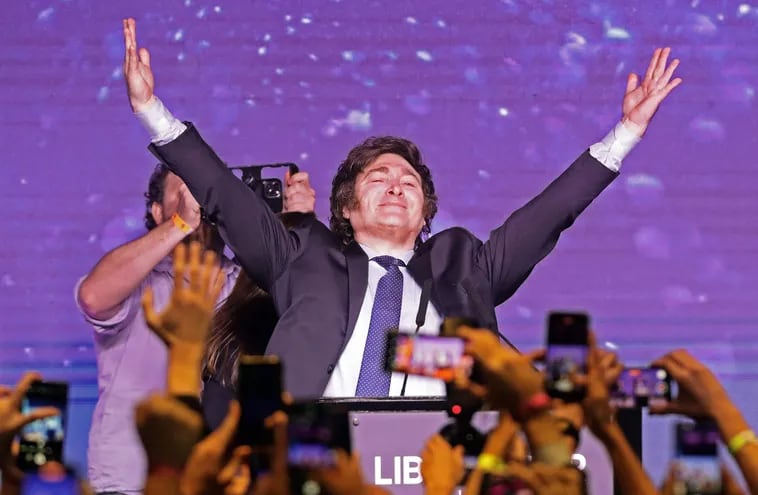 El economista de ultraderecha Javier Milei festeja los resultados de las primarias argentinas, el domingo.