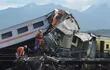 Los equipos de búsqueda y rescate trabajan en el lugar donde dos trenes chocaron en Cicalengka, provincia de Java Occidental.