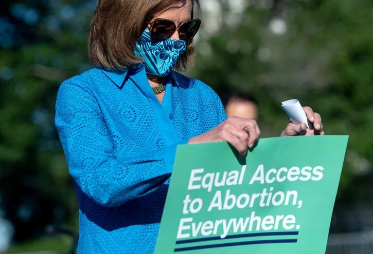 Nancy Pelosi, presidenta de la Cámara Baja del Congreso de los Estados Unidos, durante una conferencia de prensa sobre la Ley de Protección de la Salud de las Mujeres.