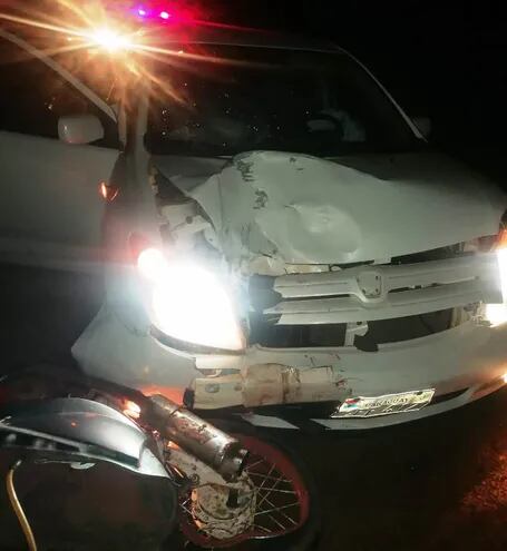 La violenta colisión dejó como saldo dos heridos, uno de ellos menor de edad. El accidente ocurrió este lunes sobre la avenida Monday, jurisdicción de Los Cedrales.