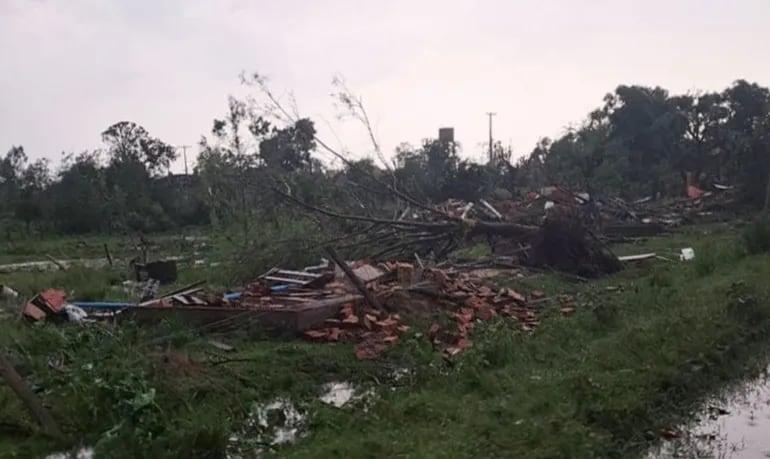 Una vivienda totalmente destruida en la compañía Guaica de San Estanislao. Según los pobladores y videos viralizados, la comunidad fue azotada por un tornado.