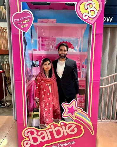 Malala Yousafzai y su esposo Asser Malik fueron a ver la película Barbie.