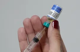 Una doctora aplica una inyección contra el sarampión, en un hospital de Sao Paulo (Brasil).