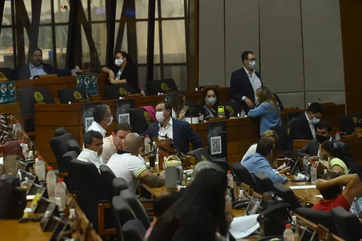 Sesión en la Cámara de Diputados en que se está tratando el juicio político a Giuzzio.