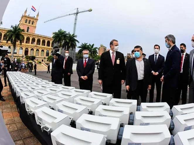 El presidente Mario Abdo Benítez y su "séquito" pasean frente a los respiradores comprados por Itaipú y expuestos en la explanada del Palacio de Gobierno.