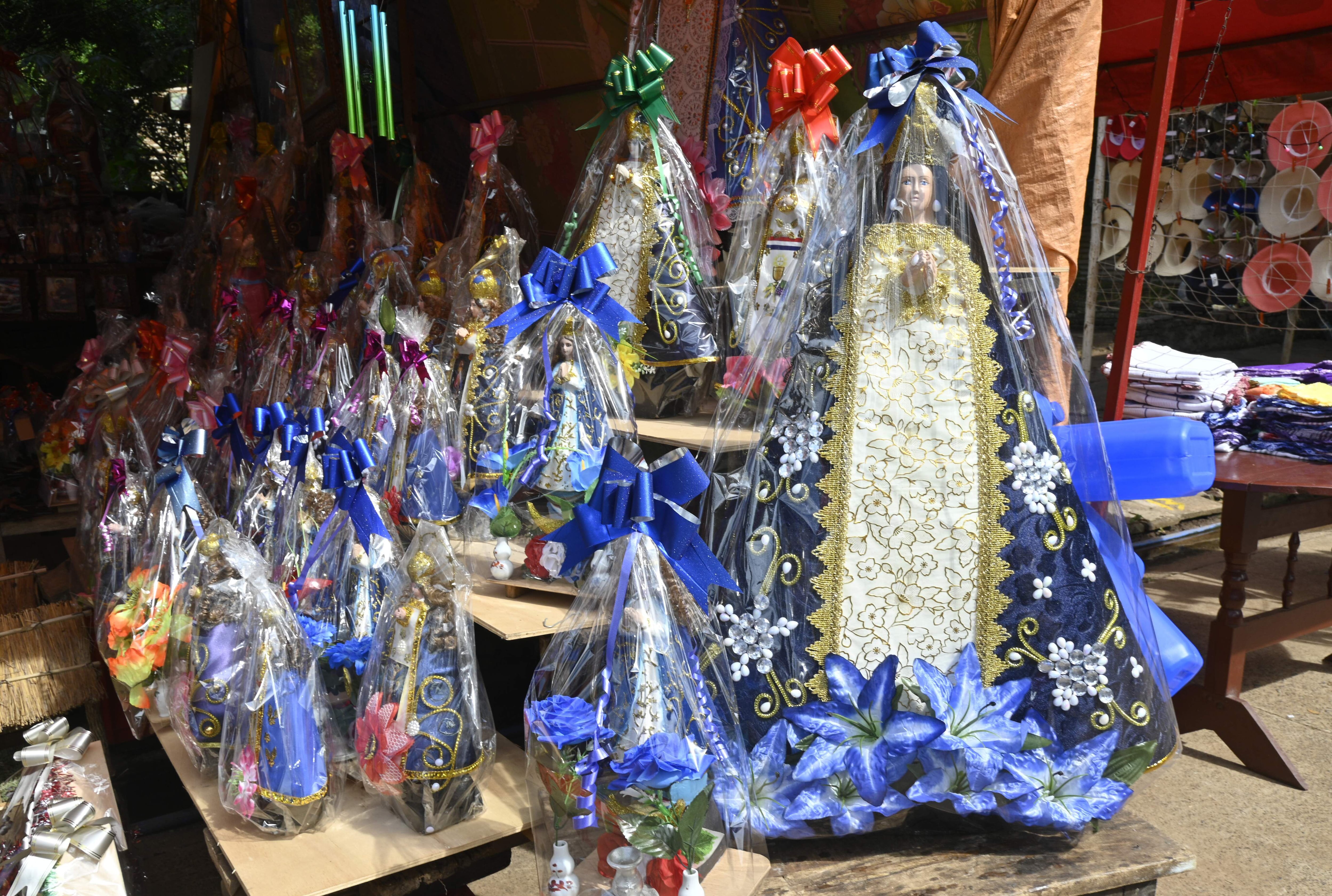 Las imágenes de barro de la Virgen de Caacupé se pueden hallar en distintos puestos desde G. 10..000 hasta G. 260.000.