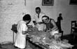Estela Rodríguez Cubero (derecha) en una de sus tareas de rescate del patrimonio de las Misiones Jesuíticas en 1968.