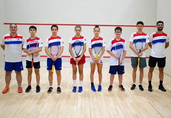 Selección nacional juvenil de squash que estará compitiendo en el Sudamericano de Perú. Foto: Catto