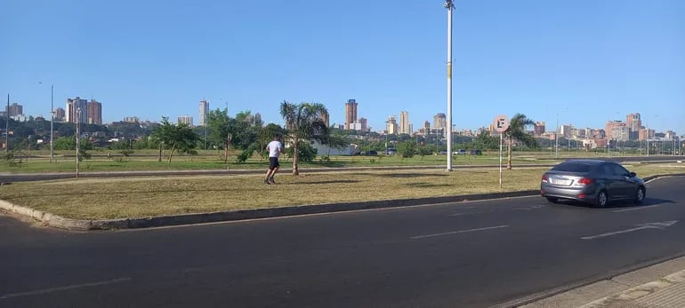 Un hombre aprovecha las primeras horas del domingo para hacer ejercicios, antes que aumente la temperatura en zona de la Costanera de Asunción.