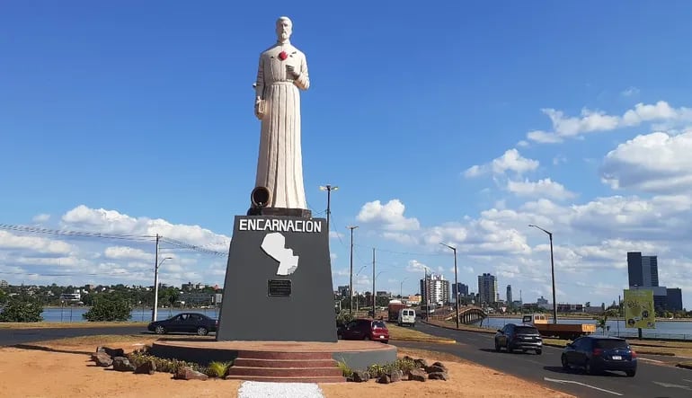 La estatua de San Roque González de Santa Cruz está emplazada en el paseo central de la ruta nacional PY01 a la entrada de la ciudad. Es la imagen más alta del mundo del primer santo paraguayo.