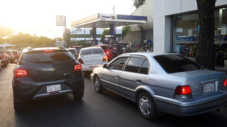 Sigue  la fila vehicular en las estaciones de Petropar, que incluso afecta al tráfico.  La ciudadanía espera varios minutos para comprar más barato.