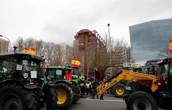 Los primeros tractores de la protesta agrícola española convocada este lunes en Madrid llegaron al Ministerio de Agricultura, Pesca y Alimentación, donde fueron recibidos por unos unos 20.000 manifestantes, según los organizadores, venidos de distintos lugares de España.