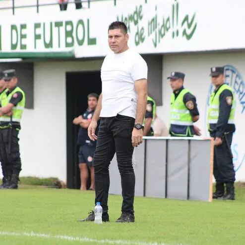Arnaldo Andrés Espínola Benítez (48 años), dejó de ser entrenador del Independiente de Campo Grande.