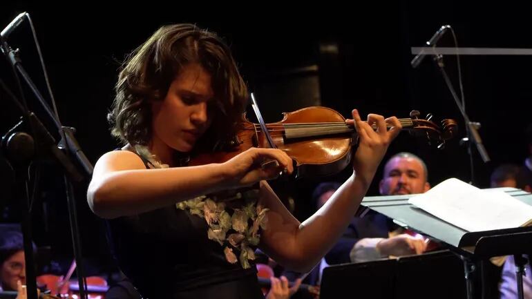 La violinista Constanza Martínez ofrecerá este lunes un recital en el Teatro Municipal "Ignacio A. Pane".