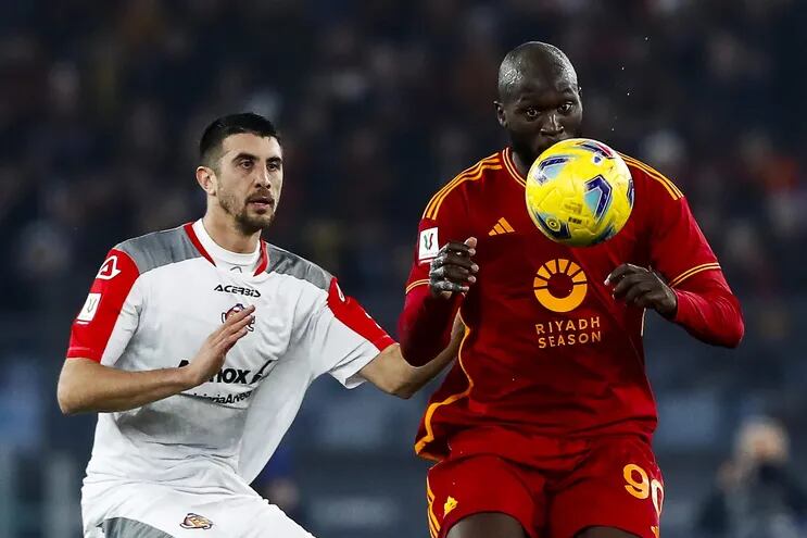 Romelu Lukaku (d) disputa el balón con Luca Ravanelli, del Cremonese, durante el partido que Roma ganó ayer 2-1 por la Copa Italia.