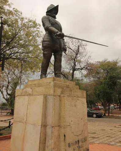 Juan de Salazar plaza estatua