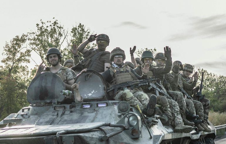 Soldados ucranianos se dirigen al frente de batalla en las afueras de Bájmut.