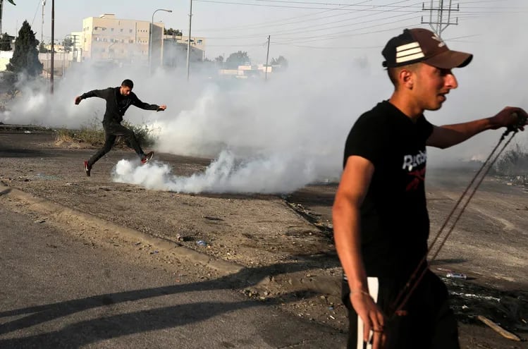 Manifestantes palestinos se enfrentan a las fuerzas de seguridad cerca de un asentamiento israelí en las inmediaciones de Ramala, en la Cisjordania ocupada.