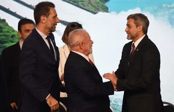 El presidente del Brasil Luiz Inacio Lula da Silva y el presidente paraguayo Mario Abdo Benítez junto al nuevo director brasileño de Itaipú, Enio Verri.
