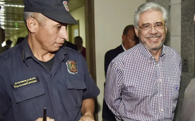 El ex rector de la UNA Froilán Peralta llega a tribunales para su audiencia de imposición de medidas. (Archivo ABC).
