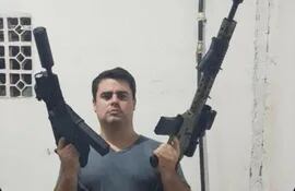 El abogado Celso Bobadilla posando con dos armas de grueso calibre, en una de las fotografias que envió a su pareja para coaccionarla.