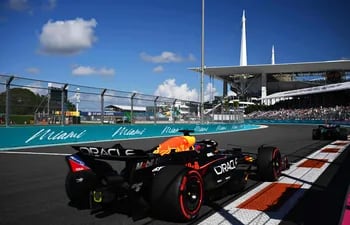 El Red Bull Racing del piloto neerlandés Max Verstappen en la clasificación de la carrera principal del Gran Premio de Miami de la Fórmula 1 en el Autódromo Internacional de Miami, en Miami, Estados Unidos.