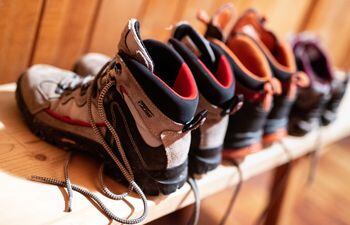 Para las largas caminatas del senderismo es importante elegir un calzado que se adapte perfectamente al pie.