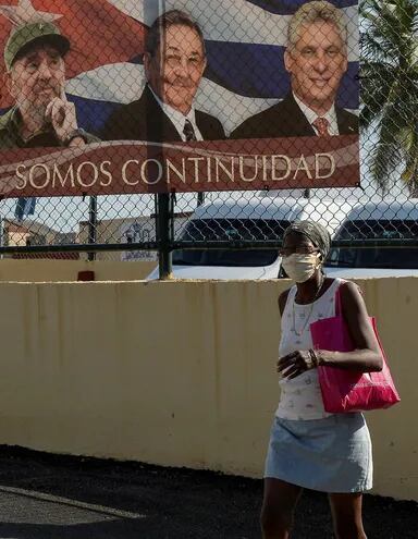 Cartel con las imágenes el ex dictador Fidel Castro, su hermano y sucesor, Raúl Castro, y el delfín actual Miguel Díaz-Canel, con un claro mensaje de "continuidad" de la dictadura más antigua y sangrienta de América.
