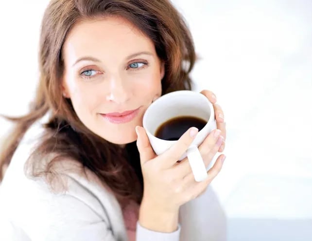 Se debe esperar 90 minutos después de haber despertado para consumir café, esto permite que los niveles de adenosina aumenten ligeramente, lo que hace que la cafeína sea más efectiva para bloquear los receptores y mantenerte alerta.