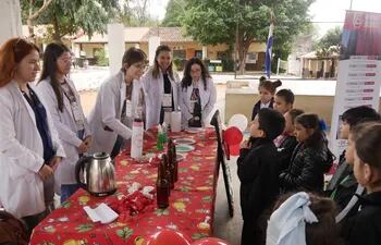 Estudiantes de la escuela básica 4189 San Miguel Arcángel participan del evento científico del Cemit.