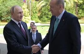 El presidente de Rusia, Vladimir Putin (i) recibe al mandatario turco Recep Tayyip Erdogan (d) para conversar sobre varios asuntos, en especial sobre el acuero de granos, en Sochi, Rusia. (EFE)