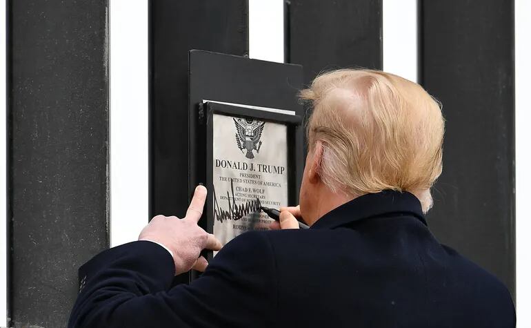 El presidente de los Estados Unidos, Donald Trump, firma una placa en el muro fronterizo en Alamo, Texas, el 12 de enero de 2021.
