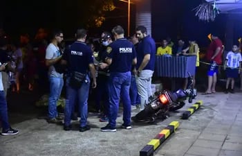 Agentes policiales en pleno procedimiento, luego de que un motochorro fuera abatido en Areguá. Fue en abril pasado.