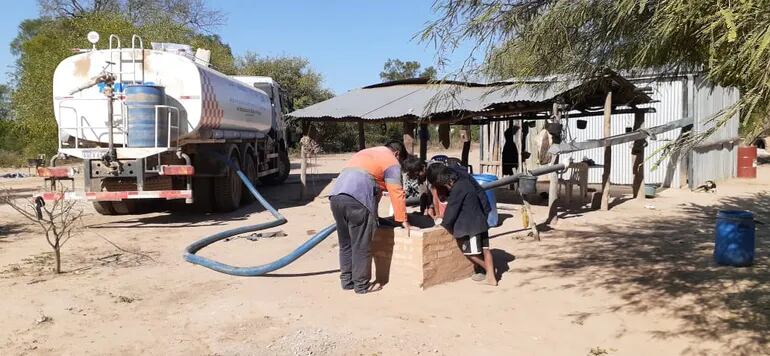 El acarreo de agua desde tajamares comunitarios hasta aljibes ya comenzó en algunas zonas del Chaco Central.
